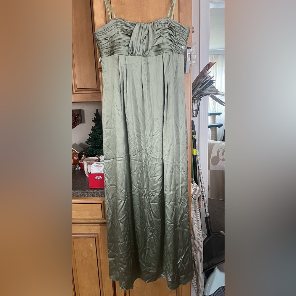 Tahari Long Elegant Green Evening Gown Dress